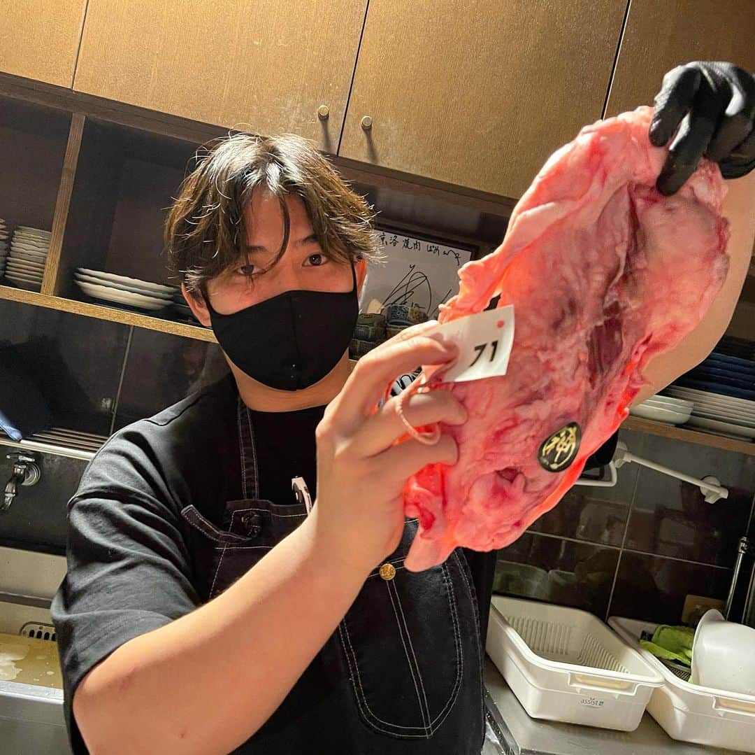 のインスタグラム：「最近どんどん身体が大きくなってるイケメン店主と﻿ 月曜割り未真空の神はらみ﻿ ﻿ ﻿ ﻿ 未真空の下処理の良い品質の黒タン﻿ 下駄の脂の白さ✨﻿ ﻿ タン元も美味いけど、この下駄﻿ 通称タンカルビの旨味は最高です。﻿ ﻿ ﻿ ﻿ 驚くほど融点の低い﻿ ﻿ ポメこだわりの神はらみとサガリ﻿ ﻿ 最近は特にサガリが好きです。﻿ ﻿ ﻿ ﻿ ﻿ ﻿ ﻿ ﻿ ﻿ #予約の取れない焼肉屋﻿ #京洛焼肉ぽめ﻿ #焼肉﻿ #店主イケメン #でも最近身体大きくなり過ぎ #本気でダイエット してください」