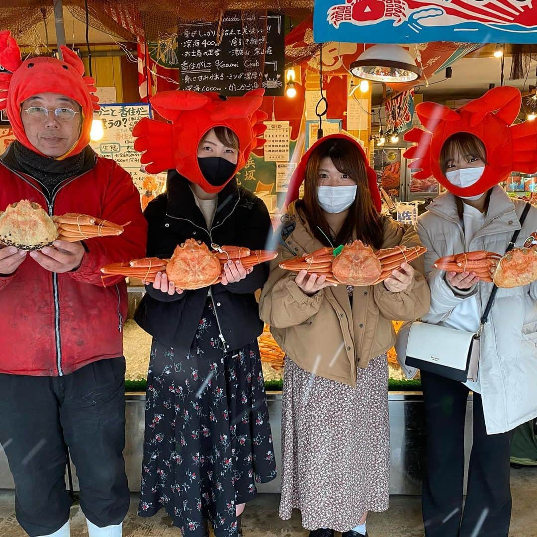 朝市広場のインスタグラム：「昨日はお世話になりました🤓  来店ありがとう❗️  まいさん、ほのかさん、かえでさん 大将のニヤニヤが止まらないです🤓笑  大将お気に入り3人に登録されました❣️  #松葉がに#セイコガニ#せこがに #かに刺し#かにすき#焼きガニ  #柴山がに#津居山蟹 #松葉ガニ#カニ女 #かに好きと繋がりたい  #カニ男 #城崎温泉街  #かに料理 #湯楽#香箱蟹 #朝市広場  #カニと撮影できます #カニスタグラム  #全国宅配#かに #城崎温泉#通販可能#ネット通販 #japan #kinosaki#trip #crab#旅行好きと繋がりたい  #全国宅配#大将tube」