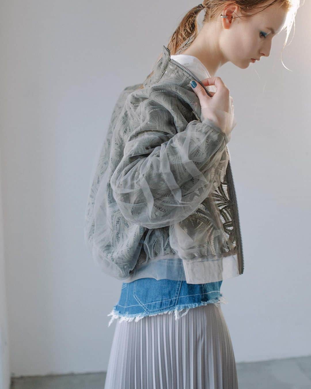 AULA AILAのインスタグラム：「【AULA AILA 2021 SS COLLECTION】  TULLE LAYERED LACE BLOUSON  COLOR: OFF WHITE/BLACK/KHAKI SIZE:0 ¥19,000  DENIM DOCKING PLEATS SKIRT  COLOR: BLUE/INDIGO SIZE:0/1 ¥18,000   ✔️OFFICIAL WEB STOREにて好評発売中。」