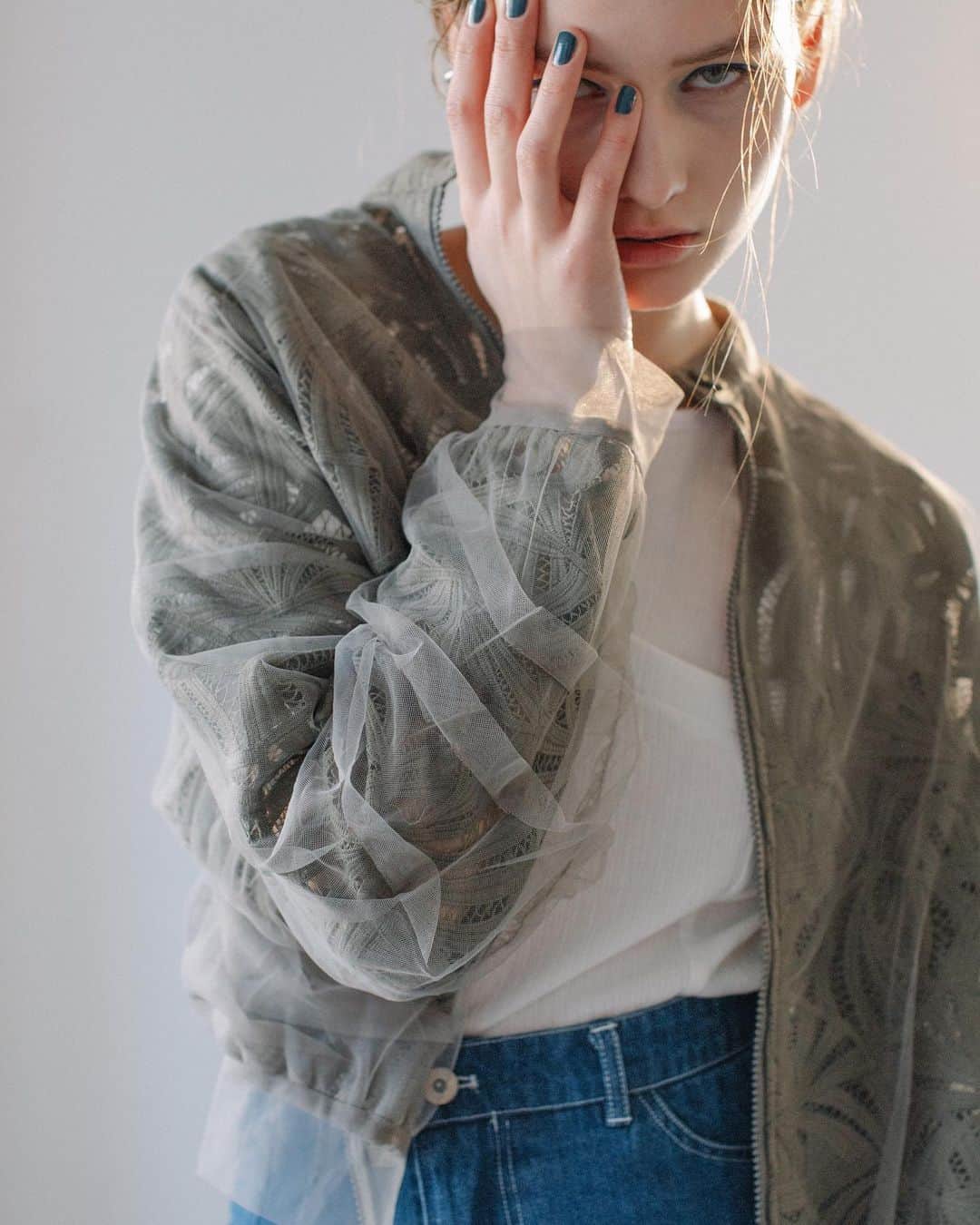 AULA AILAのインスタグラム：「【AULA AILA 2021 SS COLLECTION】  TULLE LAYERED LACE BLOUSON  COLOR: OFF WHITE/BLACK/KHAKI SIZE:0 ¥19,000  ✔️OFFICIAL WEB STOREにて好評発売中。」
