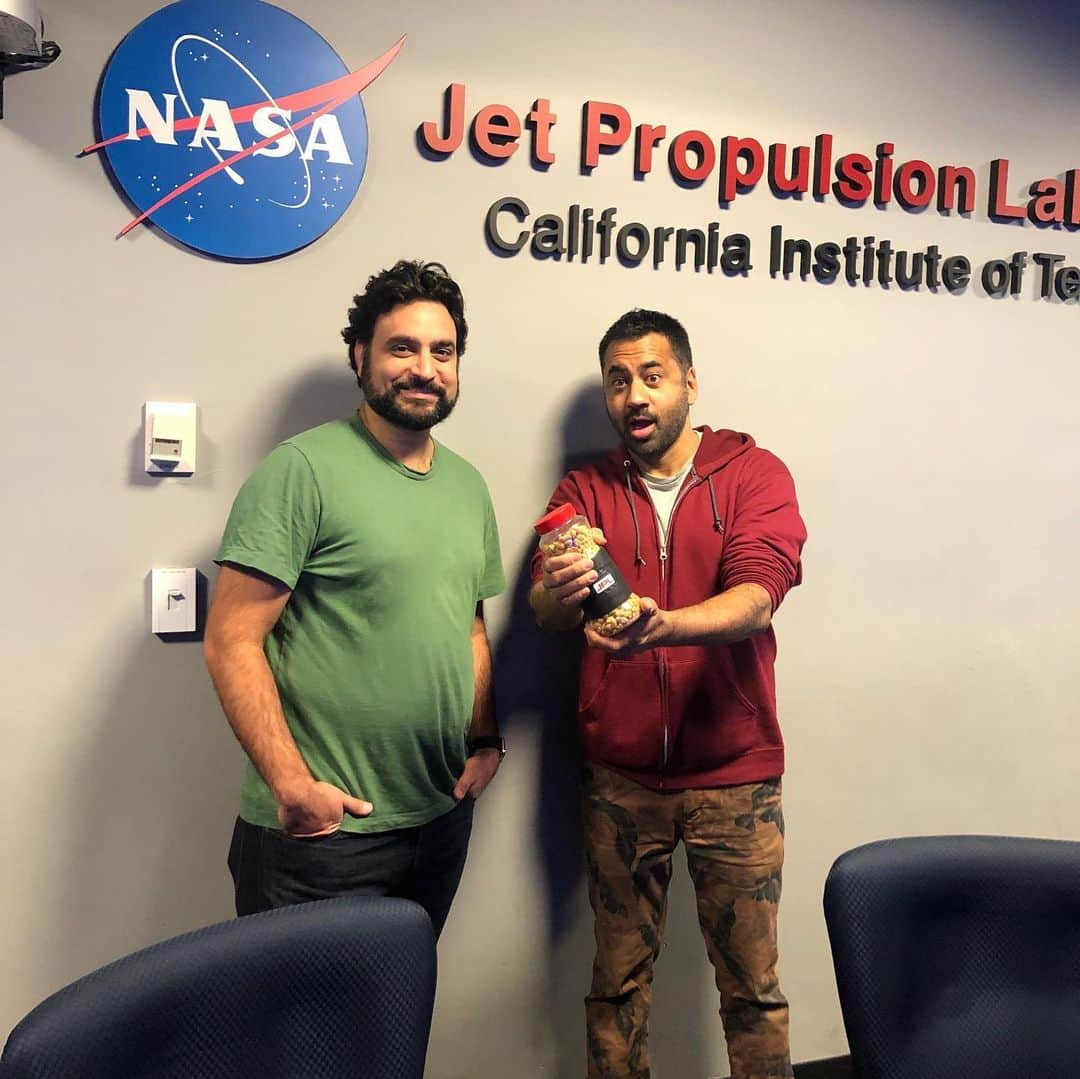 カル・ペンさんのインスタグラム写真 - (カル・ペンInstagram)「Just over a year ago that @tweetsoutloud was kind enough to show us around @nasajpl so we could wave to the Perseverance Rover. Good luck with today’s landing @nasa @nasajpl rover team. #Mars2020 #Mars2021 🛰🚀」2月18日 23時21分 - kalpenn