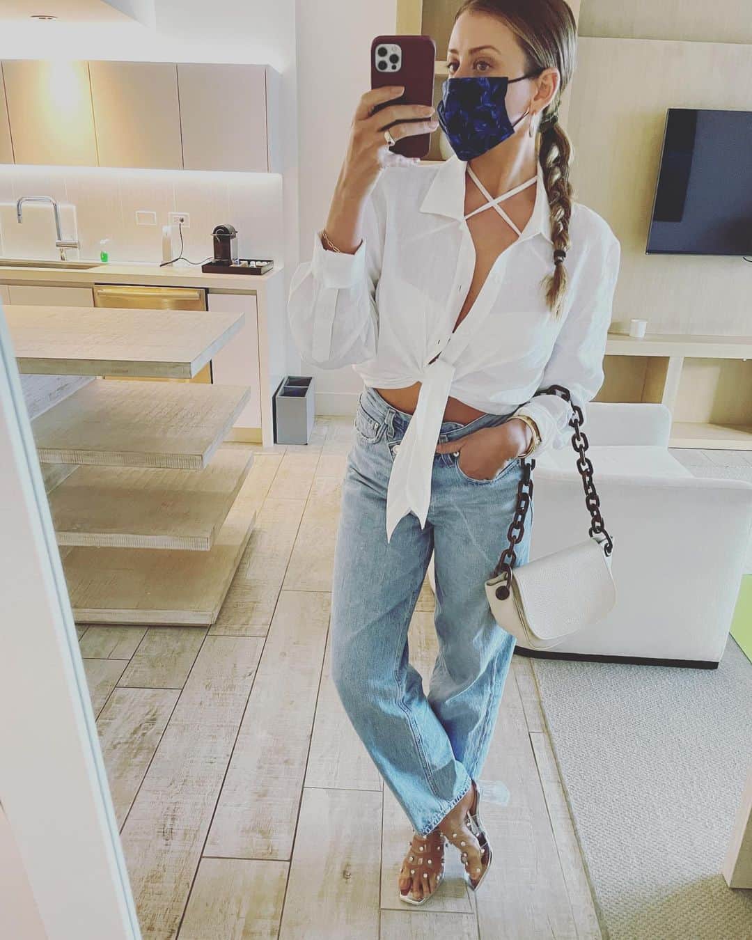 ロー・ボスワースのインスタグラム：「not entirely clear what’s happening between the shoes, purse strap, bra strap, hair braid but just go with me here」