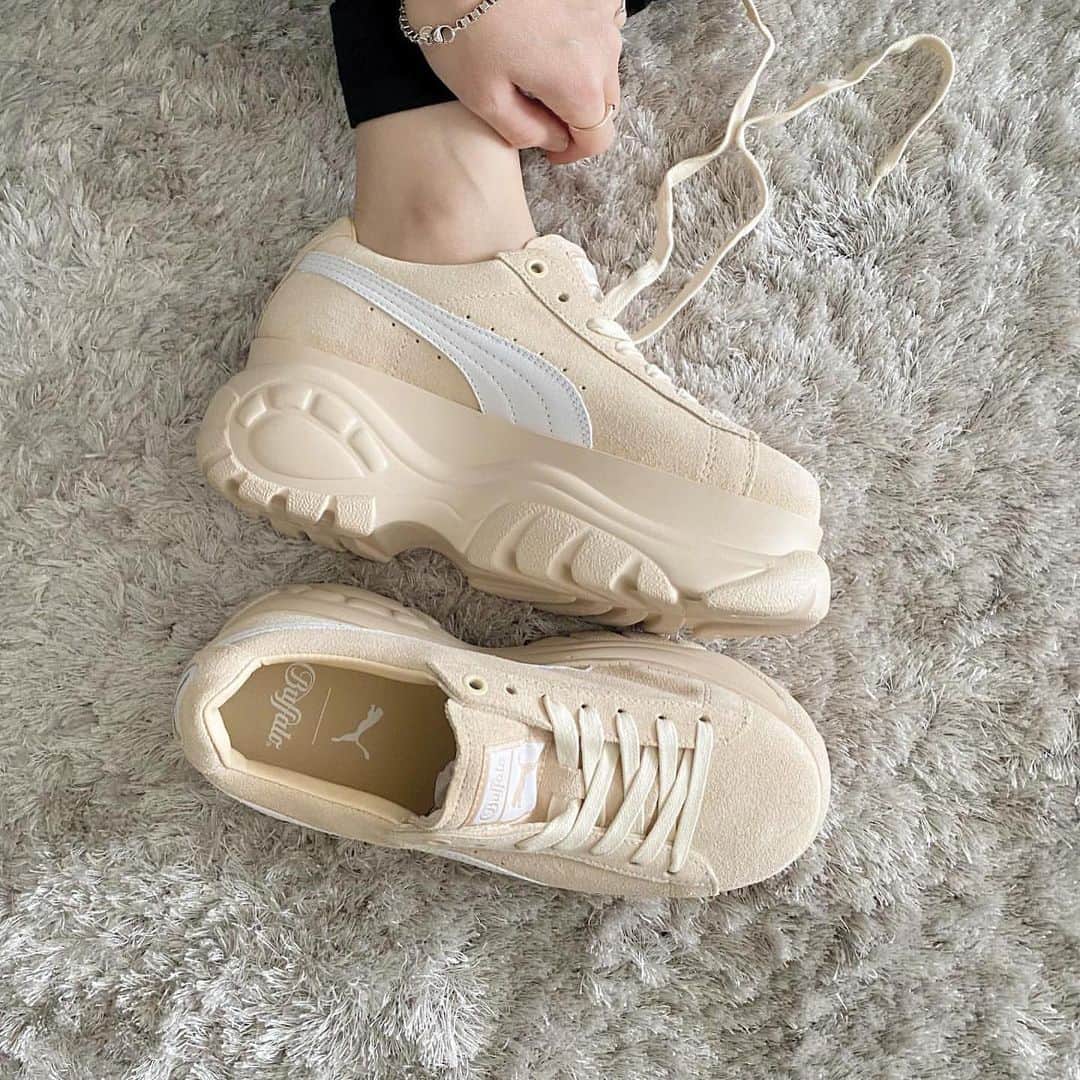 のインスタグラム：「👟﻿ ﻿ 春のカジュアルコーデや、ガーリーコーデにも、はきこなせるダッドスニーカーがアツい♡﻿ ﻿ おしゃれなソックスと組み合わせて、春ファッションを楽しんでみて！﻿ ﻿ ❤︎ Thank You ❤︎﻿ @caolila_lie  @sa__tb__04  @__cocoa.gram__  @yukko__gram  @naho_0703  @___comechan___  @nanami_____0103   #laurierpress #ローリエプレス #ダッドスニーカー #スニーカー #スニーカーコーデ #fila #puma #春コーデ #春ファッション #淡色コーデ #ホワイトコーデ #shesaidthat #niceclaup #nike #grl #グレイル #ナイスクラップ」