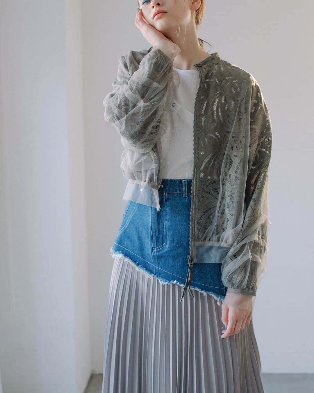 AULA AILAのインスタグラム：「【AULA AILA 2021 SS COLLECTION】  TULLE LAYERED LACE BLOUSON  COLOR: OFF WHITE/BLACK/KHAKI SIZE:0 ¥19,000  DENIM DOCKING PLEATS SKIRT  COLOR: BLUE/INDIGO SIZE:0/1 ¥18,000   ✔️OFFICIAL WEB STOREにて好評発売中。」