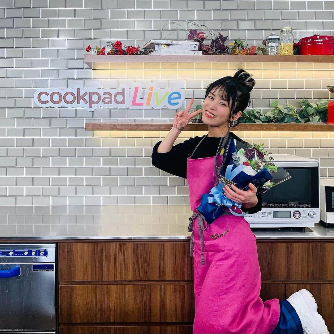 相羽あいなのインスタグラム：「料理するときの髪型は 大体"お団子"です🙆‍♀️❤️ もちろんお家でもッッ♪ 今日もお団子可愛くして頂きましたん♡ cookpadlive最終回。 この番組に出会っていなければ、料理道具揃えてなかったし、お料理してなかったかもしれないです。 ありがとうございました☺️✨✨」