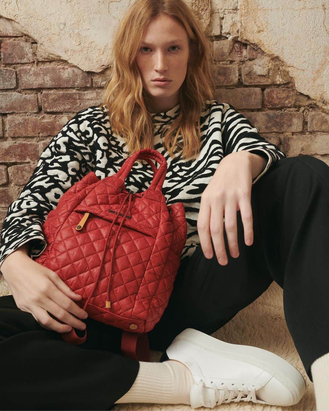 MZウォレスのインスタグラム：「"I'm obsessed with the just-enough size of the Small Metro Convertible Backpack, and our brand new Red Dahlia color is exactly what I need to brighten up these long last days of winter." — Lucy, cofounder & designer, take it from our founder you won't want to miss out on this style. Tap to shop & swipe to get a closer look.」