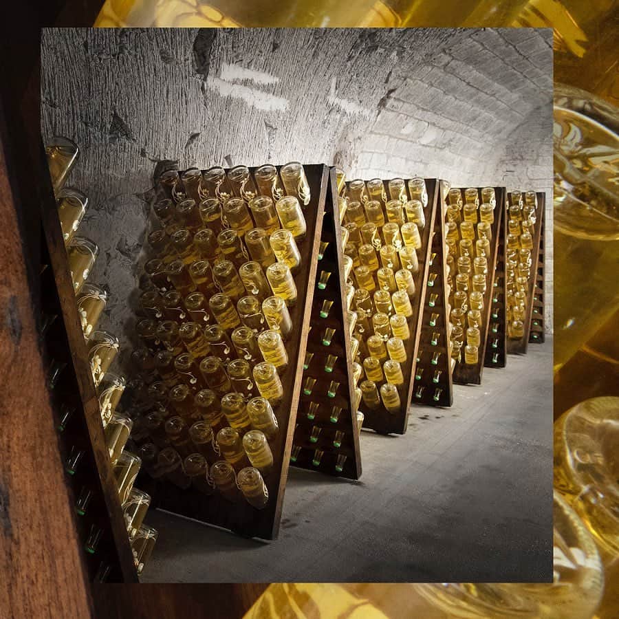 クリスティーズのインスタグラム：「We're excited to announce a two-year global collaboration with Perrier-Jouët, which will offer our clients bespoke experiences, and, of course, plenty of Champagne! 🥂🍾⠀ .⠀ This partnership will give our collectors a unique opportunity to discover Maison Belle Epoque, the residence of the Champagne house's founding family and today home to one of the largest private collection of French Art Nouveau in Europe.⠀ .⠀ #perrierjouet #champagne #frenchwine #france #maisonbelleepoque #belleqpoque #artnouveau #christiesxperrierjouet @perrierjouet⠀」