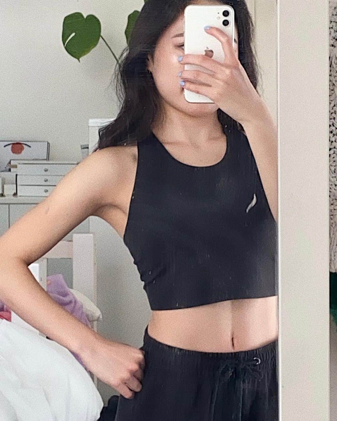 奥野莉瑛子のインスタグラム：「健康第一🌱 今年も頑張るぞ(2月)  新たに美容ゼリー(@silky_jelly_official )飲み始めたから、 肌もちゅるちゅる目指す🥰💖 (3枚目は、ゼリーを飲み始めて10日程のすっぴんで、日焼け止めも塗っていない状態です✨)  10日程でも肌触りが良くなったのが実感できます！！♡ 1,000円割引クーポンコード: silky09  #シルキープレミアムゼリー #silkypremiumjelly #ジェラー #食べる日焼け予防ゼリー #食べる日傘 #食べる全身美容 #光老化 #アンチエイジング #保湿 #手軽にキレイに」