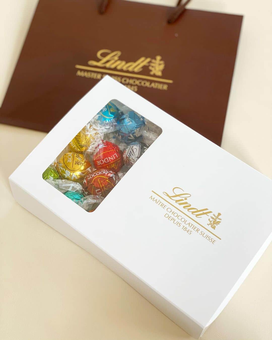 伊藤春香さんのインスタグラム写真 - (伊藤春香Instagram)「自分のために、﻿リンツ @lindt_chocolate_japan  （リンドール）のテイスティングセット﻿ 買っちゃった☺️﻿ ﻿ 小さな楽しみや喜びや野心を﻿ エネルギーにして﻿ 今日も楽しく生きる...！﻿ ﻿ #リンツ #楽天ルーム #テイスティングセット﻿ #リンドール #ピックアンドミックス #チョコレート #チョコレート好き #ご自愛消費 #チョコレート大好き ﻿」2月18日 14時31分 - ha_chu