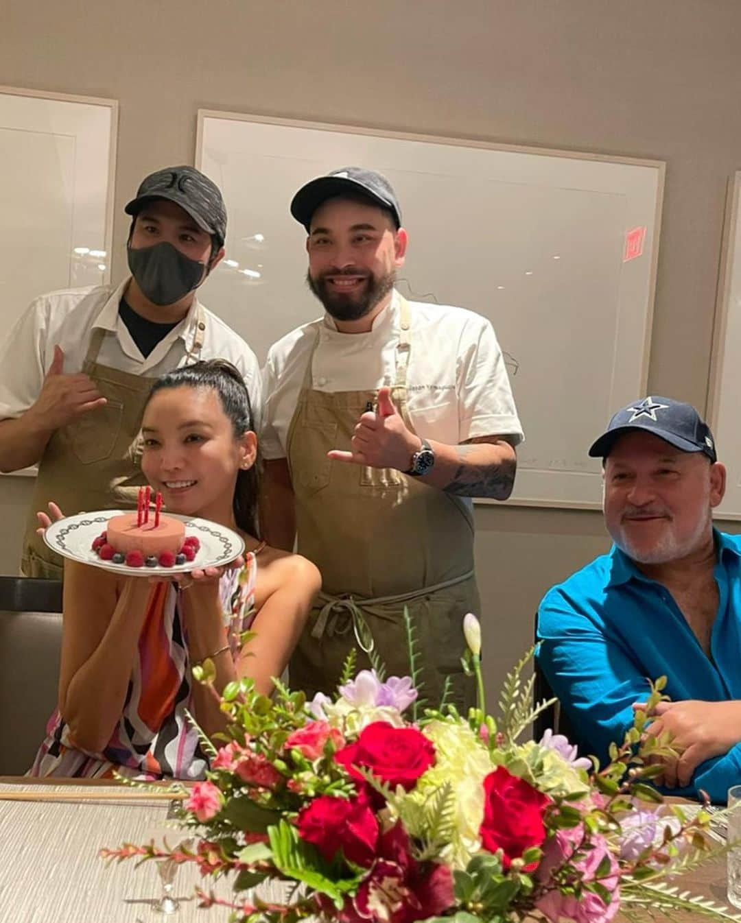 和央ようかさんのインスタグラム写真 - (和央ようかInstagram)「Had a blast 💥🎂my birthday dinner 🍽 02/15/2021 My Hawaii Mama made me a gorgeous and soo homey family birthday dinner 🍽🙏  日本🇯🇵に帰ってきてがっつり隔離生活に入っております👍  これは今年のハワイでのお誕生日ディナー🎂🎉🎊私のハワイのママがゴージャスで温かく、クラッシーでカジュアルな大爆笑だらけ😂😂😂のファミリーディナーを開いて下さったの🙏ハワイでは今、5人まで一緒にお食事ok😘お呼びしたシェフさまのお料理がまたまた美味し過ぎ、お友達の持って来て下さった🥂🍾達が麗し過ぎ、しかも、何と、あんなに頂いたのに、次の日どちらかと言うと体重減っていた👍🎊💮うん、最後まで美しい👍😆  Mama I ❤️U so 🙏  #takakoworldstylin🌎 #lifestyle #hawaii #birthdaygirl #familytime #happybirthday #birthdaydinner #yokawao #和央ようか」2月18日 14時33分 - yokawao0215