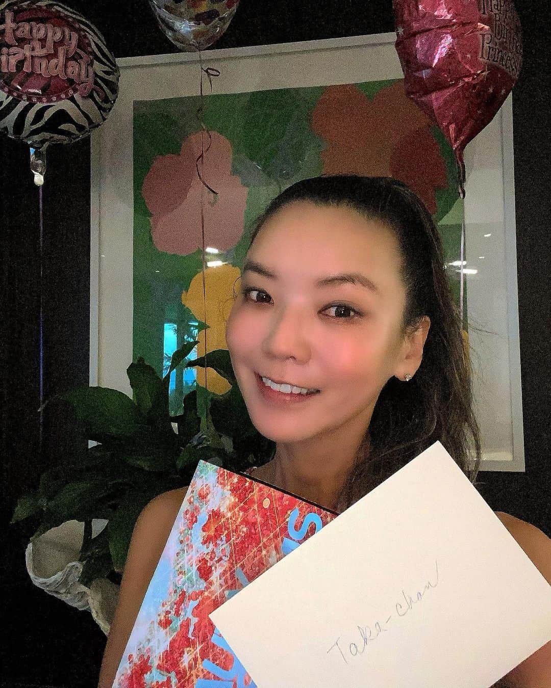 のインスタグラム：「Had a blast 💥🎂my birthday dinner 🍽 02/15/2021 My Hawaii Mama made me a gorgeous and soo homey family birthday dinner 🍽🙏  日本🇯🇵に帰ってきてがっつり隔離生活に入っております👍  これは今年のハワイでのお誕生日ディナー🎂🎉🎊私のハワイのママがゴージャスで温かく、クラッシーでカジュアルな大爆笑だらけ😂😂😂のファミリーディナーを開いて下さったの🙏ハワイでは今、5人まで一緒にお食事ok😘お呼びしたシェフさまのお料理がまたまた美味し過ぎ、お友達の持って来て下さった🥂🍾達が麗し過ぎ、しかも、何と、あんなに頂いたのに、次の日どちらかと言うと体重減っていた👍🎊💮うん、最後まで美しい👍😆  Mama I ❤️U so 🙏  #takakoworldstylin🌎 #lifestyle #hawaii #birthdaygirl #familytime #happybirthday #birthdaydinner #yokawao #和央ようか」