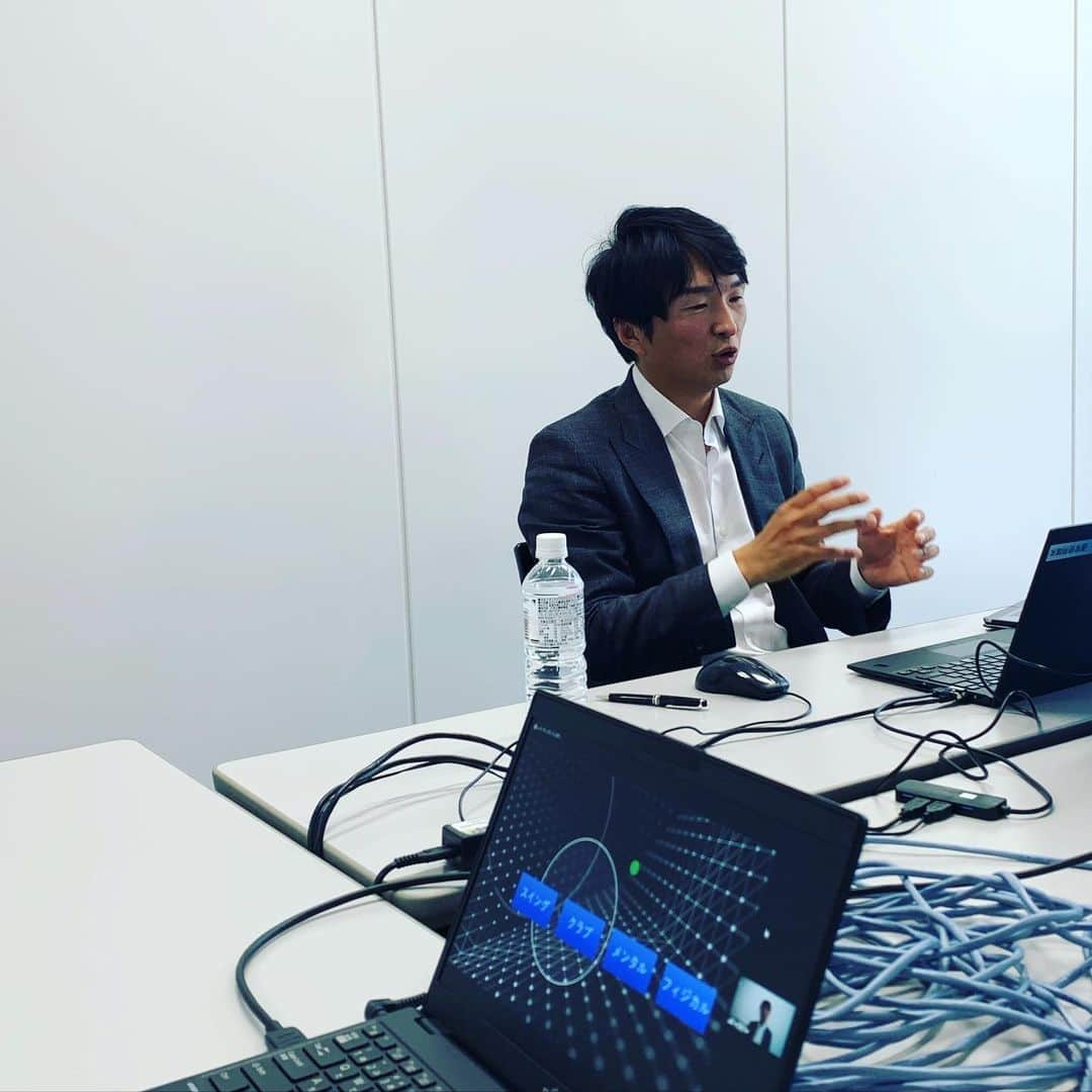 SHINDODAISUKEのインスタグラム：「株式会社コープデリ保険センター様の事業政策研修会で、僕自身初めてとなるリモートでの講演会をやらせて頂きました。 全国から100名以上の方に参加して頂きました。全員の方の顔が見れないので、ちゃんと伝わるのか、言葉のタイムラグなど大丈夫か？など色々と準備しても仕切れない不安があったのでどうなるのかなと思ったのですが、 講演後は「凄く励みになりました。貴重な話が聞けて良かった。そんな考え方があるのか。モチベーションが上がりました！頑張ります。」など喜びの感想を後から沢山頂きました。本当に嬉しかったです。 コープデリ様には貴重な場に呼んで頂き、本当にありがとうございました。  リモートでも普段以上に緊張しました…無事終わって良かったです」
