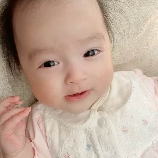 アレクサンダーのインスタグラム：「おまた❤️ 美人ちゃんの動画だよん  #お風呂あがり #赤ちゃん」