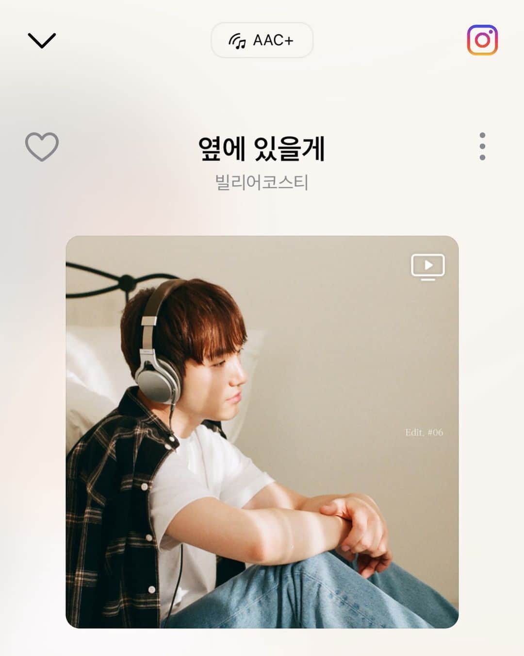 チョン・ソミンのインスタグラム：「🎵🎧 노래 들으며 걷고 있어요. 날이 많이 차네요. 내일 부터는 풀린답니다.  *풀리다. 1. 묶이거나 얽히거나 감기거나 합쳐진 갓 따위가 그렇지 아니한 상태로 되다.  2. 생각이나 이야기 따위가 말해지다. 3. 일어난 감정 따위가 누그러지다. 4. 마음에 맺혀 있는 것이 해결되어 없어지거나 품고 있는 것이 이루어 지다. 5. 모르거나 복잡한 문제 따위가 밝혀지거나 해결되다. 6. 금지되거나 제한된 것이 할 수 있게 되다. 7. 가축이나 사람 따위가 우리나 틀에 가둬 지지 않게 되다.  8. 피로나 독기 따위가 없어지다. 9. 꿈, 이름, 점괘 따위가 판단되다. 10. 긴장된 상태가 부드럽게 되다. 11. 춥던 날씨가 누그러지다. 12. 얼었던 것이 녹다. 13. 눈동자 따위가 또렷하지 못하고 흐려지다. 14. 액체에 다른 액체나 가루 따위가 섞이다.」