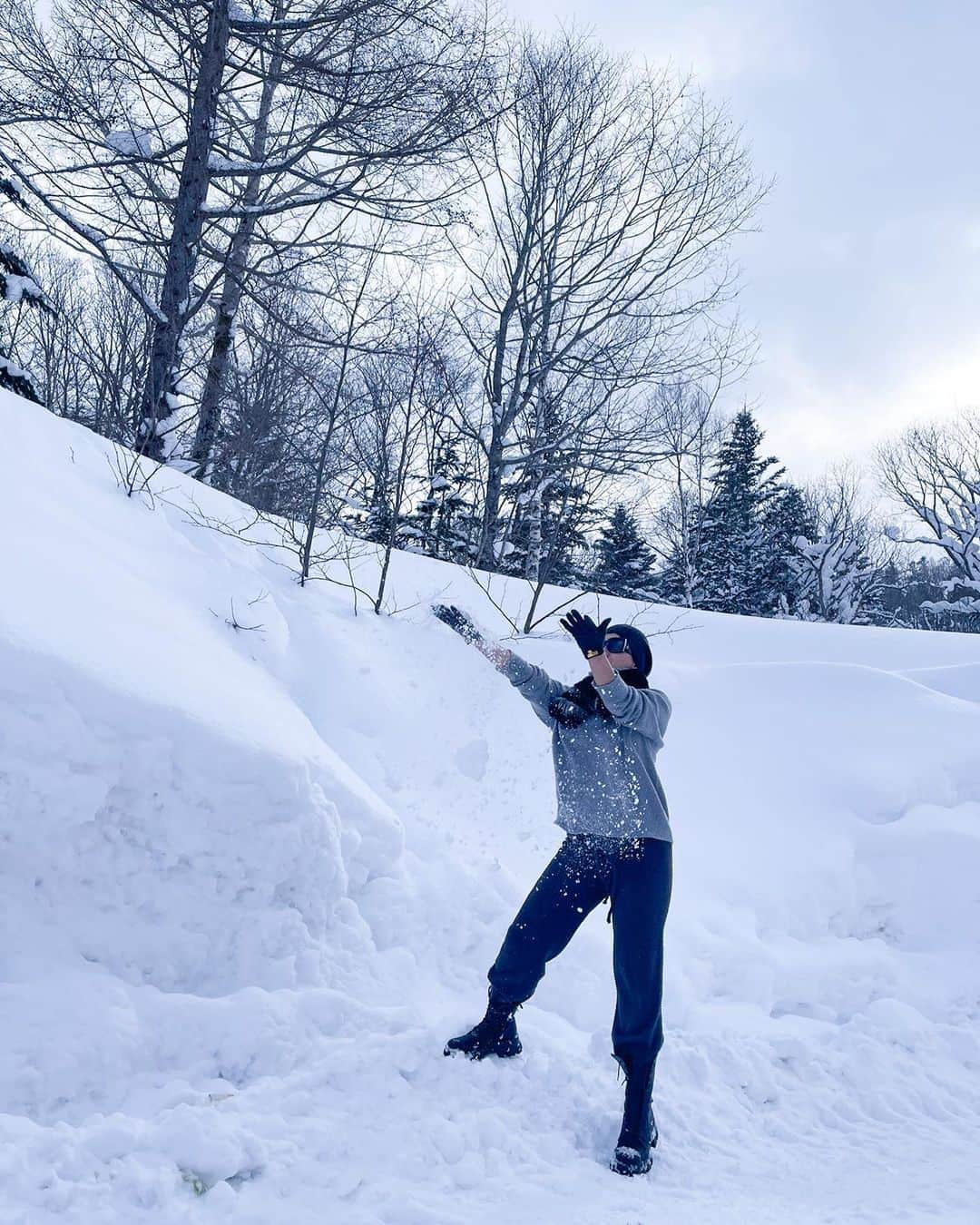 Syahriniさんのインスタグラム写真 - (SyahriniInstagram)「• WINTER WONDER WALK !  _________________ 𝓢𝓨𝓡 _______________  #PrincesSyahrini #BackInWinterWonderland #Winter_February18_2021」2月18日 14時45分 - princessyahrini