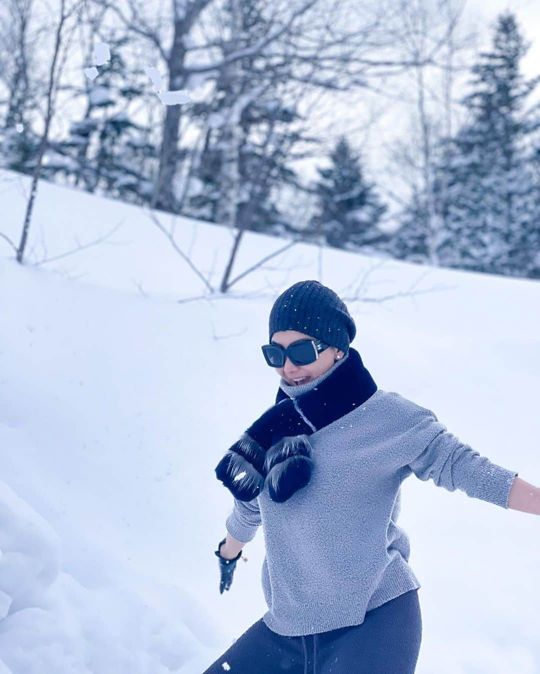 Syahriniさんのインスタグラム写真 - (SyahriniInstagram)「• WINTER WONDER WALK !  _________________ 𝓢𝓨𝓡 _______________  #PrincesSyahrini #BackInWinterWonderland #Winter_February18_2021」2月18日 14時45分 - princessyahrini