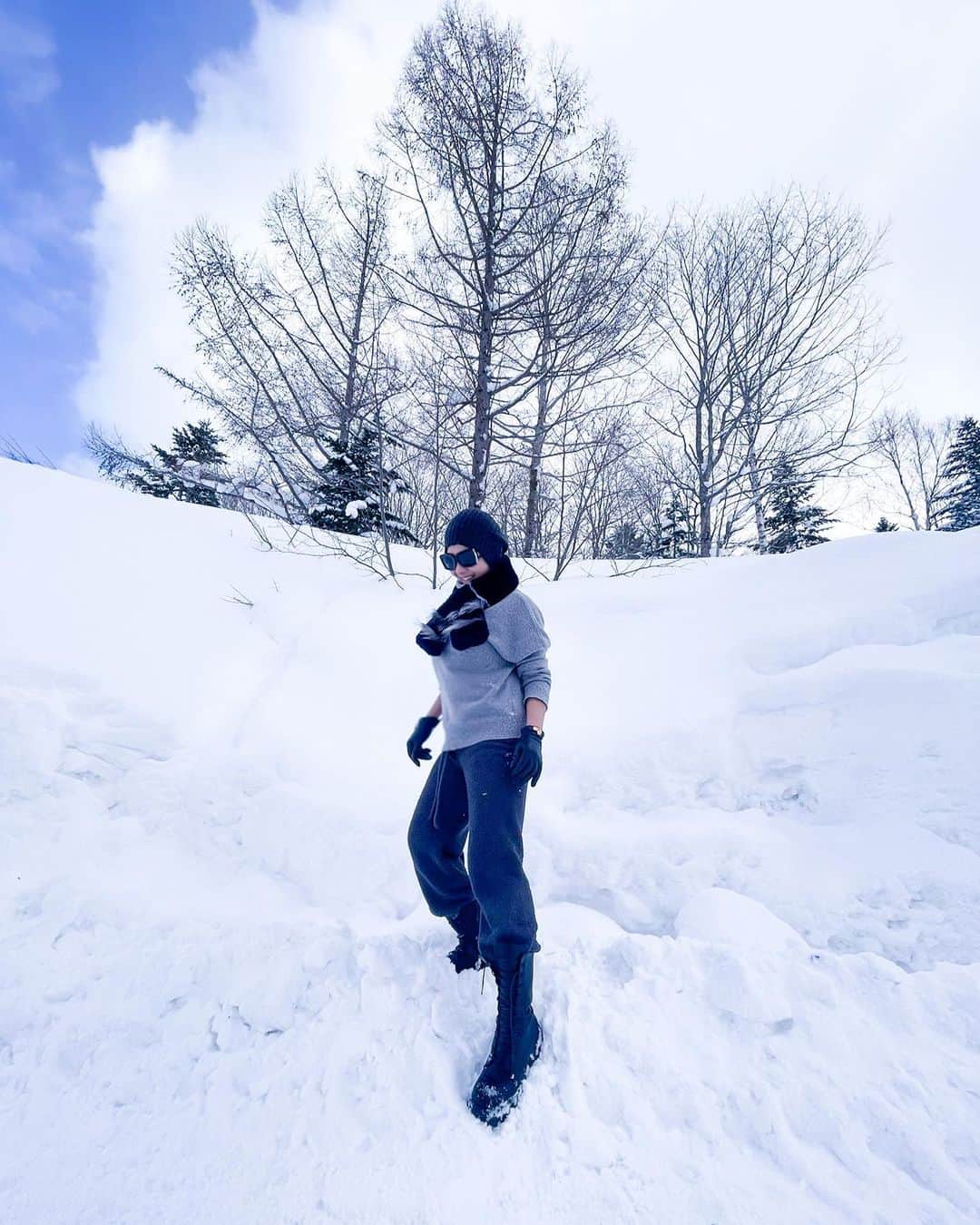 Syahriniのインスタグラム：「• WINTER WONDER WALK !  _________________ 𝓢𝓨𝓡 _______________  #PrincesSyahrini #BackInWinterWonderland #Winter_February18_2021」
