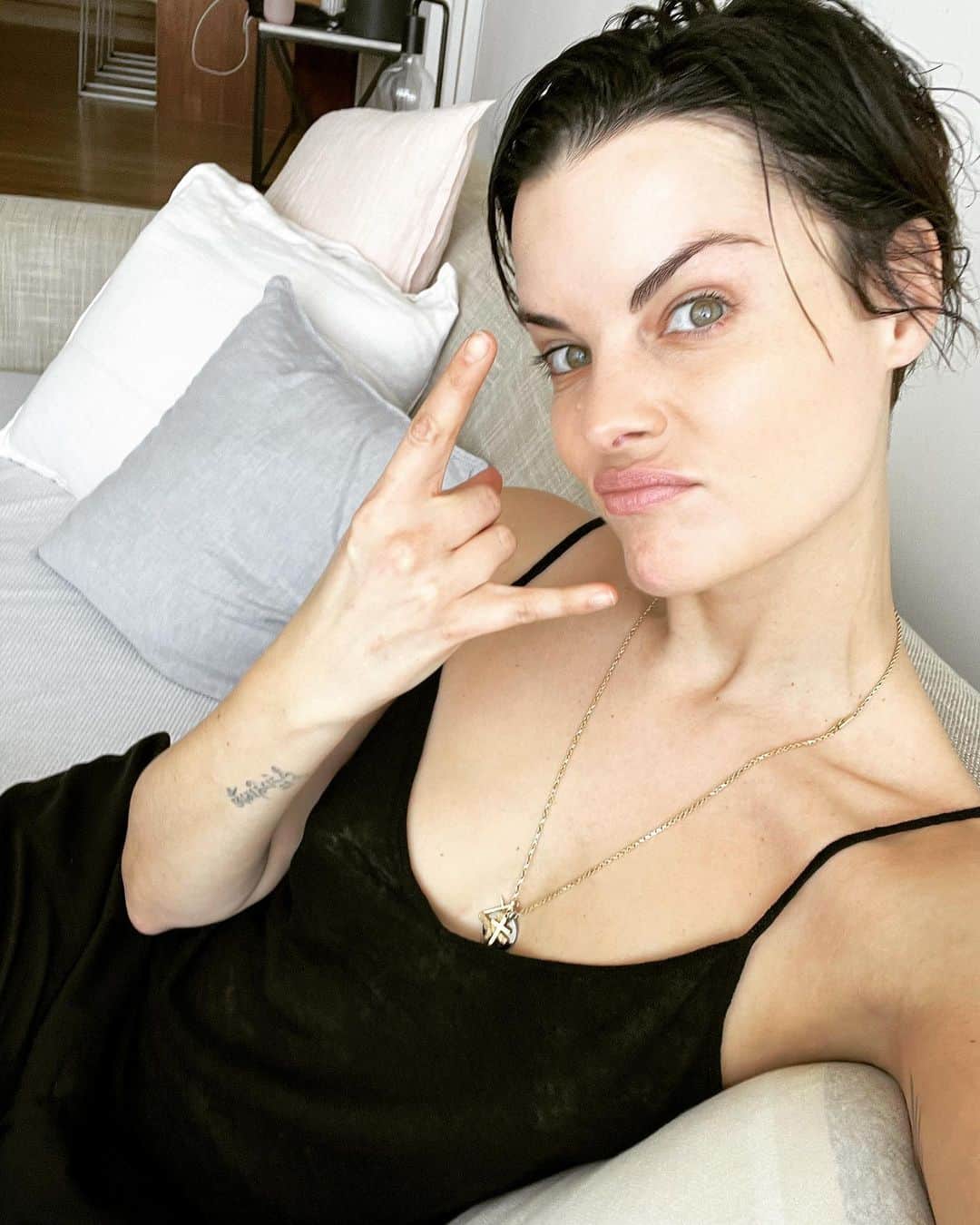 ジェイミー・アレクサンダーのインスタグラム：「🤪Off work early, rockin wig prep hair, sportin a 90’s vibe. #thursday #sydney ⚔️」