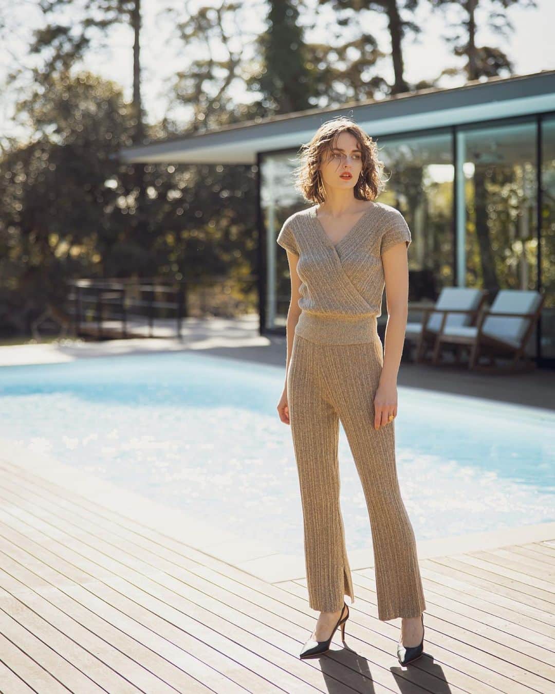 デュラスアンビエントのインスタグラム：「AMBIENT SPRING 2021 COLLECTION 今季大注目のサマーブークレニットシリーズ。 独特な質感とミックスカラーが特徴のカシュクールトップス。デコルテとアームラインを綺麗に見せます ▫ 𝗖𝗮𝗰𝗵𝗲 𝗰𝗼𝗲𝘂𝗿 𝗯𝗼𝘂𝗰𝗹𝗲 𝗸𝗻𝗶𝘁 𝘁𝗼𝗽𝘀 【3月中旬発売予定】 〈Beige,Gray,Black〉  春夏の大人気アイテムであるニットパンツも今年はランダムリブで仕上げたブークレ素材で登場。涼しげで柔らかな履き心地。 アクティブに動けます ▫️ 𝗕𝗼𝘂𝗰𝗹𝗲 𝗸𝗻𝗶𝘁 𝗽𝗮𝗻𝘁𝘀 【3月中旬発売予定】 〈Beige,Gray,Black〉S/M  ＿＿＿＿＿＿＿＿＿＿＿＿＿＿＿＿＿＿＿＿ www.ambient-online.com @ambientofficial #アンビエント#ambient_official #springcollection #spring2021」