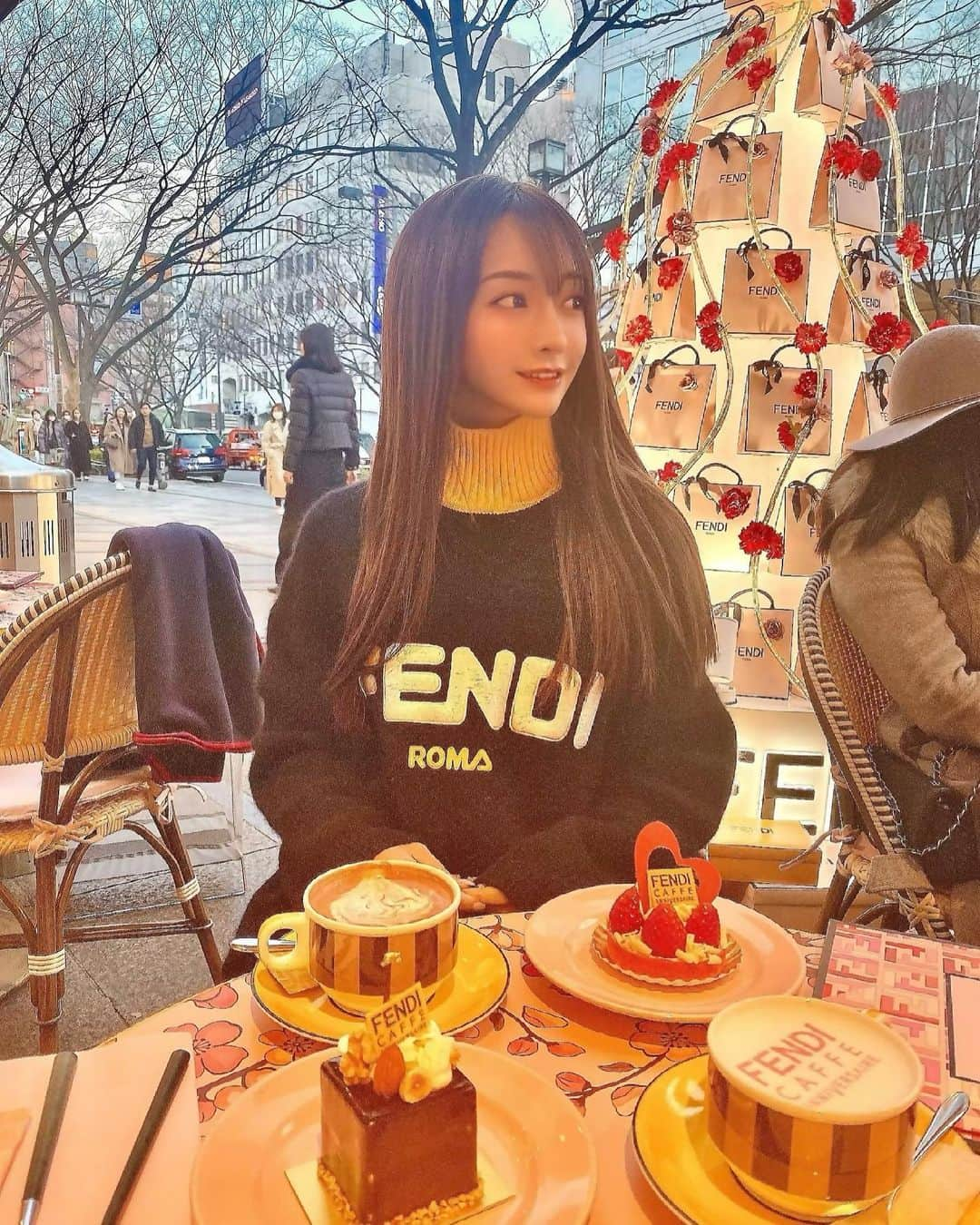 ERENAのインスタグラム：「. . FENDIカフェに行った🍰 暗くて画質が😐 盛れなかった〜🙂💛」