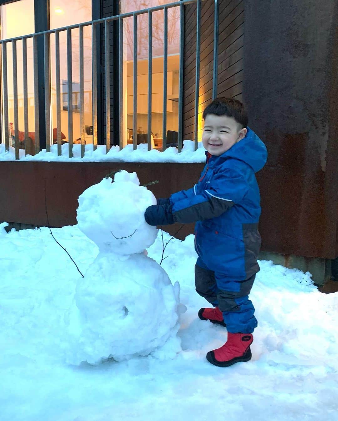 サラ・タミュラさんのインスタグラム写真 - (サラ・タミュラInstagram)「コリンとジョージの初めての雪遊び☃️  #Colinlog #Georgelog #Sarahlog #snow #kids」2月18日 14時48分 - sarah.tamura