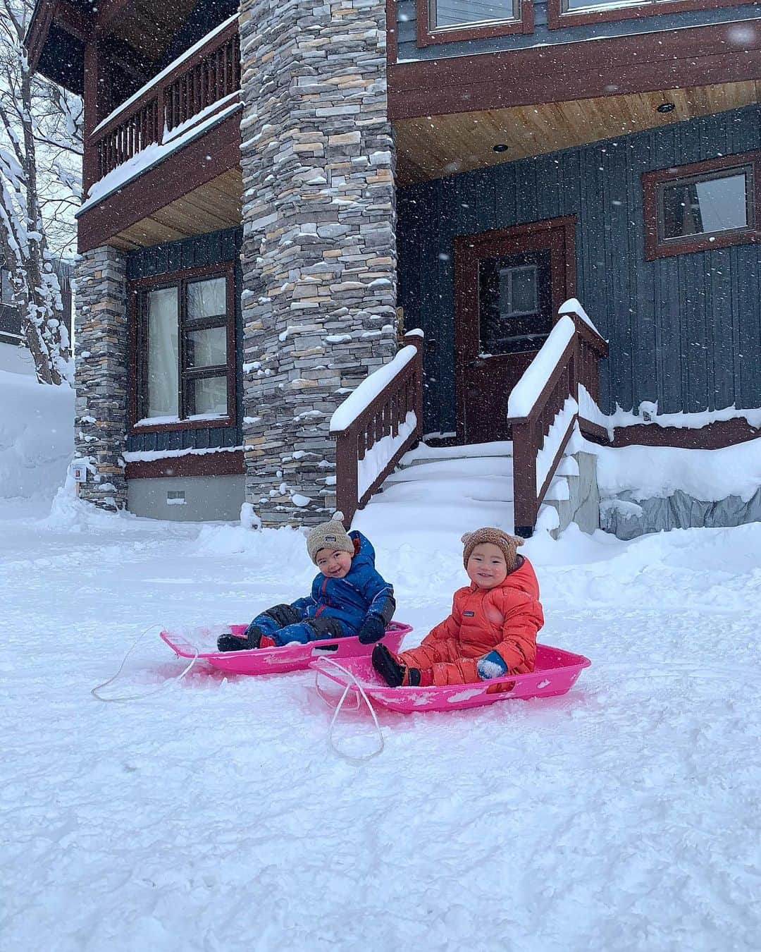 サラ・タミュラのインスタグラム：「コリンとジョージの初めての雪遊び☃️  #Colinlog #Georgelog #Sarahlog #snow #kids」