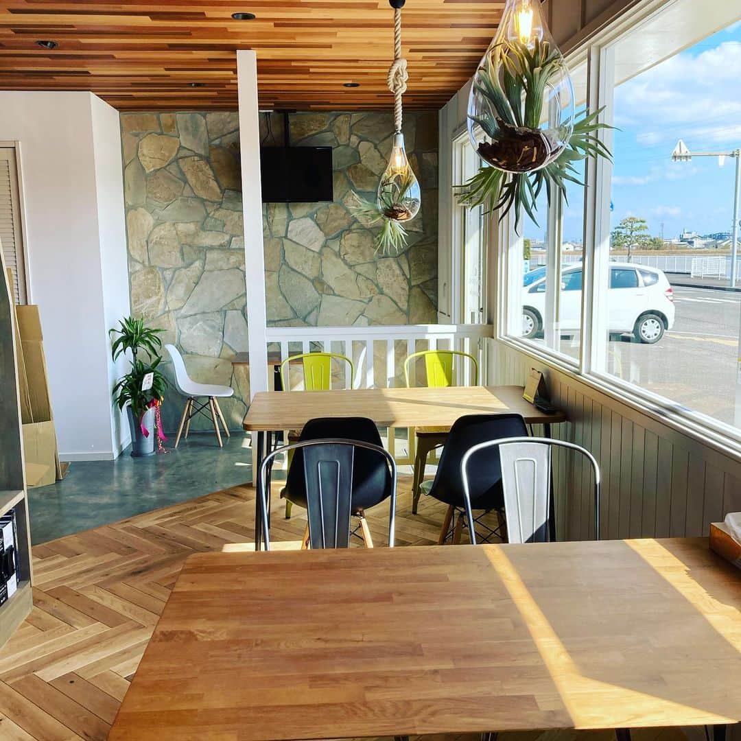 日大建築のインスタグラム：「大坪営業所内装完成❗️  #日大建築#カリフォルニアスタイル #サーファーズハウス新築#注文住宅#宮崎市#モダン#オシャレ#ビーチ#海#surf #ハワイ#アメリカン#大工#建築#設計#ウッドスタイル#中古住宅#リフォーム#リノベーション#カバードポーチ#ウッドデッキ#ヘリンボーン#マイホーム#家造り」
