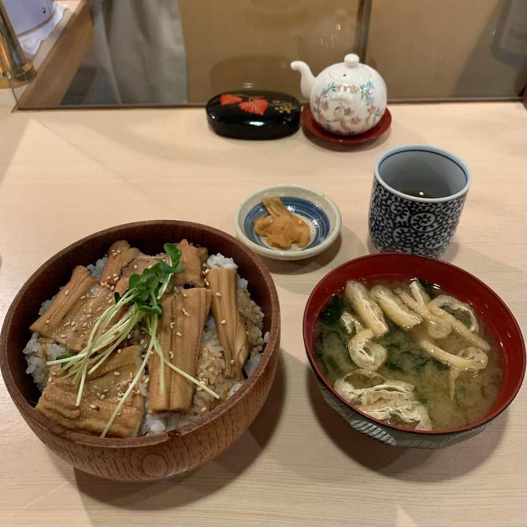 くろさんのインスタグラム写真 - (くろInstagram)「穴子丼🍚1,400円 サラダ・冷奴・漬物・味噌汁・コーヒーorコーヒーゼリー付き #穴子丼 #限定5食 #花未月 #花未月ランチ #新橋ランチ」2月18日 14時54分 - m6bmw