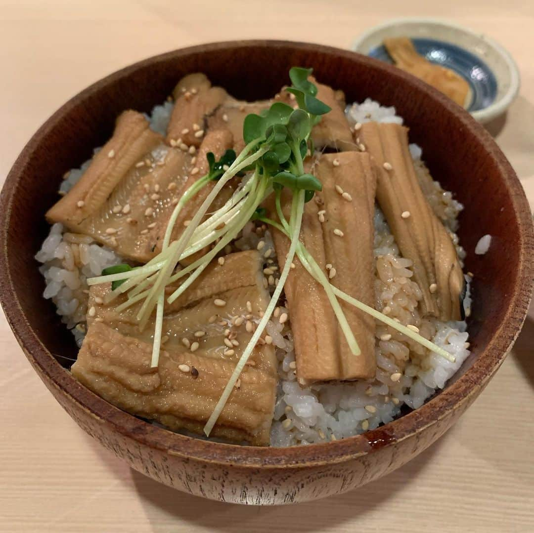 くろさんのインスタグラム写真 - (くろInstagram)「穴子丼🍚1,400円 サラダ・冷奴・漬物・味噌汁・コーヒーorコーヒーゼリー付き #穴子丼 #限定5食 #花未月 #花未月ランチ #新橋ランチ」2月18日 14時54分 - m6bmw