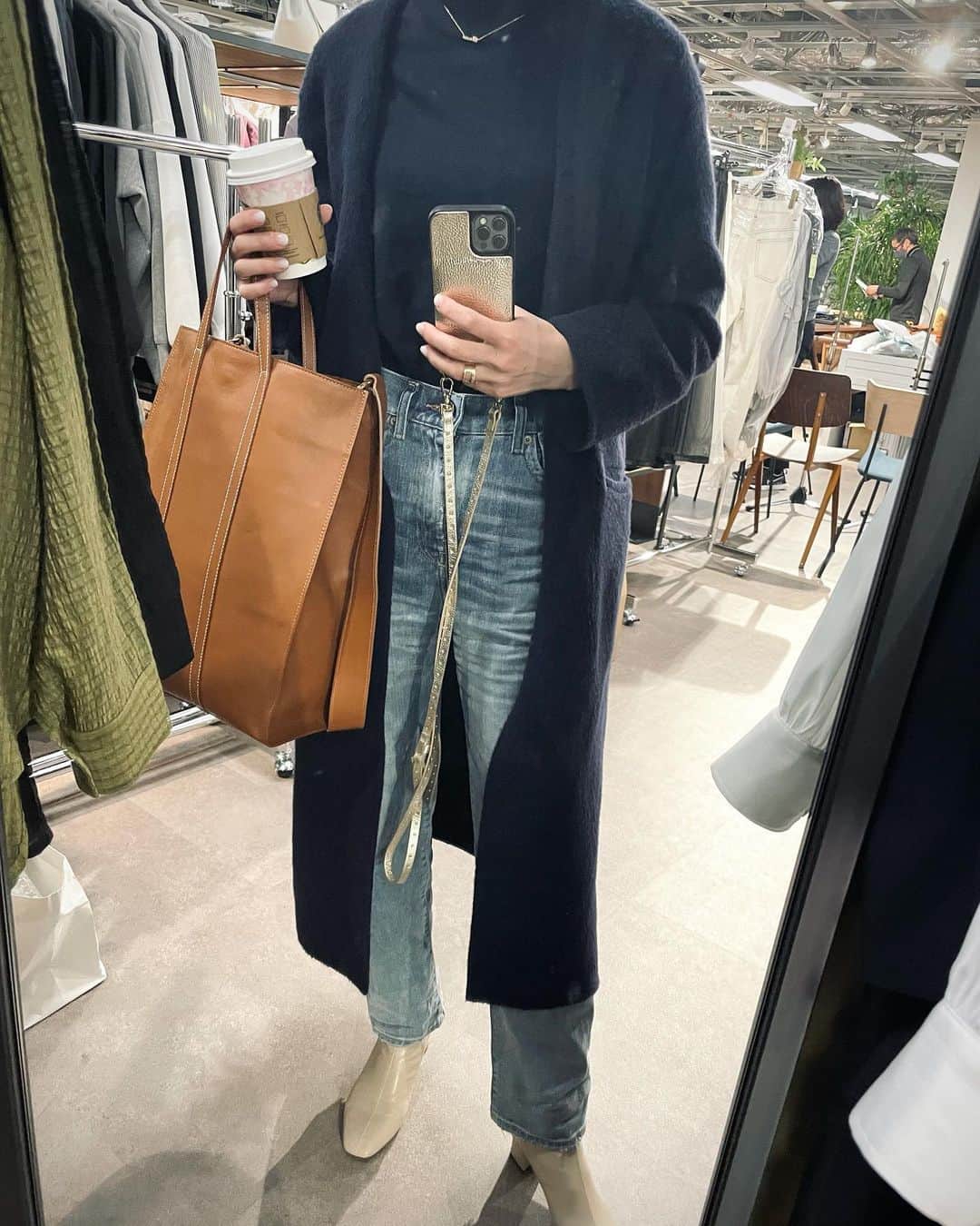 小山田早織さんのインスタグラム写真 - (小山田早織Instagram)「キャメルとネイビーの色合わせって﻿ 大人な感じしてすきです👜🧵﻿ ﻿ この春夏デニムは#スリムストレート を﻿ 選んでおけば間違いなく👖﻿ ﻿ どんなトップス合わせても可愛いく仕上がります👌🤍 ﻿」2月18日 15時04分 - saorioyamada