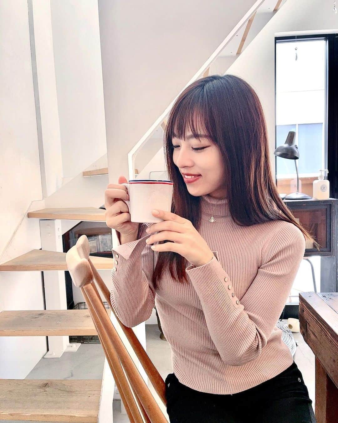 絹野志朋のインスタグラム：「. 早い時間の流れと、 ゆっくりな時間の流れを、楽しむ♡  お仕事や予定がある時は全力で頑張るけど そうじゃないときは、ちゃんと意識して 心が落ち着ける時間を取るようにしてる🥰 だから、頑張らなきゃいけないときに 思いっきり全力で走れるんだと思うな〜😌  いつもしてる、目標の再設定✨ 人生の最終目標やゴールが変わらなくても 今の自分にできる事・やりたい事が どんどん変わっていくのは 成長している証拠♡更新更新っ🤗  今日はゆっくりな時間を楽しみながら 引っ越した荷物の片付けだったり 読みたかった本を読んだり やらなきゃいけない事整理したり〜✨  コーヒータイムしよっと☕️💕」