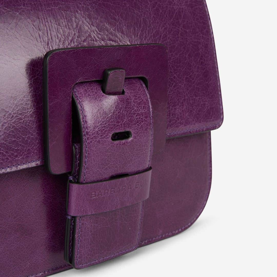 バルバラ ビュイのインスタグラム：「SIGNATURE BELT BUCKLE : "TOUCH ME" BAG⁣ Barbara Bui's SS21 accessories line, now available online and in stores.⁣ #barbarabui #ss21 #bag #signature #leather #colors」