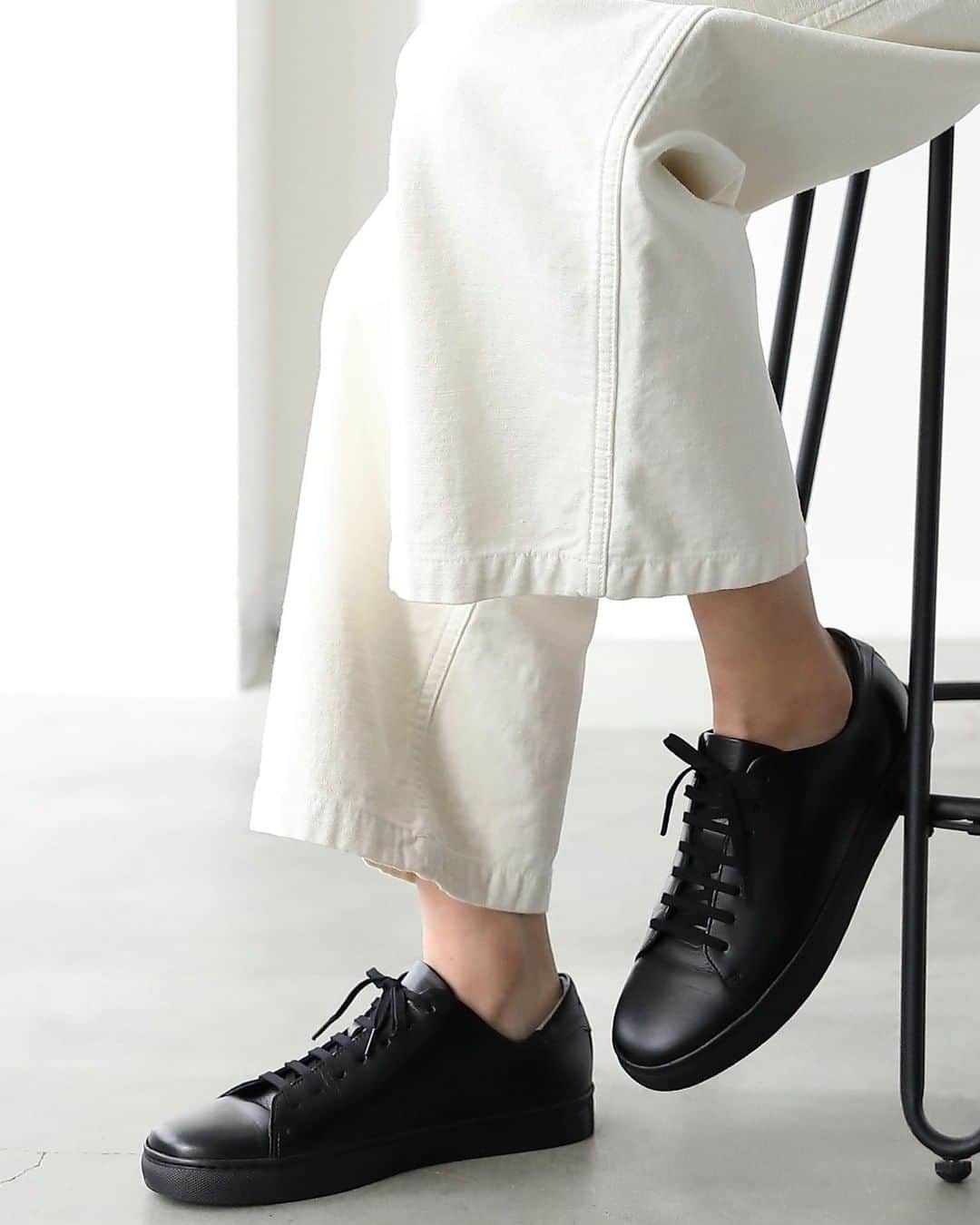 Factelier(ファクトリエ)さんのインスタグラム写真 - (Factelier(ファクトリエ)Instagram)「【まるで革靴。大人好みのきれいめスニーカー】  革靴のようにドレッシーな大人顔のスニーカーです。  手がけるのは婦人靴をメインに丁寧なものづくりを 重ねてきた「インターナショナルシューズ」。  婦人靴工場だからこそ実現する圧倒的な 履き心地のよさと美しさに驚かれること間違いなしです  ロゴや装飾がない、究極にシンプルな デザインは、ビジネスシーンにも どんなスタイルにもマッチします◎  カラーはホワイト、ブラック、ALLブラックの 3種類。  メンズレディース両方ご用意がございます。 是非チェックしてみてくださいね♪ . . ー語れるもので日々を豊かにー ファクトリエはメイドインジャパンの工場直結ファッションブランドです。 職人の情熱と最高の技術がつまった、人に語りたくなるものを長く大切に使ってもらいたい、そんな想いと共に語れる本物をお届けします。  ⇓アカウントはこちら⇓ @factelier . . #ファクトリエ #factelier #メイドインジャパン #日本製 #ベーシック #ベーシックコーデ #シンプルファッション #シンプルコーディネート #大人コーディネート #大人ファッション #大人スタイル #大人カジュアルスタイル #きれいめファッション #きれいめカジュアル #きれいめスタイル #革製品 #゙スニーカー #レザー゙スニーカー #ドレスシューズ #インターナショナルシューズ #ブライトウェイ #ホワイトスニーカー #オールホワイト #オールブラック #ミニマルデザイン #brightway #スニーカー好き #良いものを長く #クラフトマンシップ #語れるもので日々を豊かに」2月18日 15時00分 - factelier