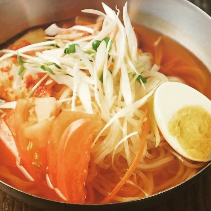かるび家 梅田店のインスタグラム：「韓国冷麺好きの方のための写真♪ 食べたことない人も一度食べたら止まら…🤤 もちもちツルツルの冷麺食べに来てください！  #かるび家 #韓国冷麺」