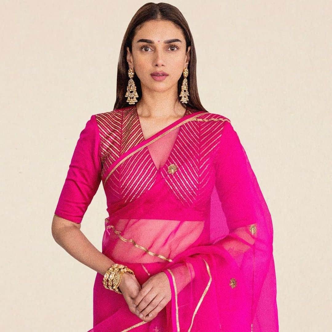 Indianstreetfashionのインスタグラム：「A bright fushcia pink saree for Aditi Rao Hydari from Raw Mango and can we just say - WE WANT!!!!! #indianstreetfashion @indianstreetfashion #indianwedding #weddings #weddingsupplier #wedding #weddingsofinstagram #instawedding  #bridesofindia #bridesofinstagram #indianbridaloutfit #bridaloutfit #weddinglook  #bridestyle #weddingtrend #jewellery #weddinginspo #weddingplanner #weddingblogger #destinationwedding #weddingchoreography #couture #weddingjewellery #weddingshopping #weddingseason #indiandesigner @raw_mango | @aditiraohydari」
