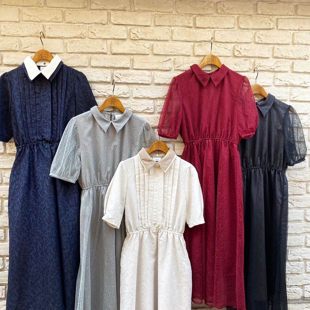 LEBECCA boutique Vintageのインスタグラム：「. 「私たちとのワンピース撮影」② ﻿ ずっと楽しみにしていた「 #私たちとのワンピース 」の撮影。初めてサンプルを見たときから、撮影準備中も終始美しさに魅了され、当日は繊細な生地で作られたそれらを丁寧に扱いながら挑みました。﻿ ﻿ 私が1番驚いたのは、レース生地のワンピースの着心地の良さ。ふんわりとした繊細なレース生地は、生地量が十分にあるにも関わらずとっても軽いのです。また、お客様からのご意見を元に改良された襟ぐりのゆとりのお陰で、非常に心地良く着ることができました。。﻿ ﻿ 窓から柔らかい日差しが入っていたこの日、レース越しに見える肌やレースの重なり、陰影がより一層美しく見えてうっとりしました。﻿ ﻿ これを着てお出かけされるお客様やスタッフを想像すると、思わず口角が上がってしまいます。﻿ ﻿ 皆さまにもこの感動を味わっていただけますように ... 。 ﻿ ﻿ ﻿ LEBECCA boutique プレス・バイヤー﻿ 荻町愛実 (@ogmcmgm )﻿  #私たちとのワンピース  #LEBECCAboutique」
