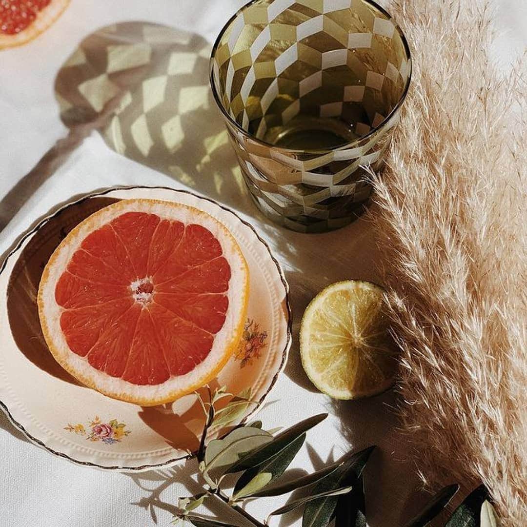 のインスタグラム：「Summer is loading 🔅 ​ ​Avec notre vaisselle colorée 🍊🌿 ​ ​📸 Merci @maison_acacia_laciotat pour cette jolie photo vitaminée   #bensimon #inspiration #vaissellebensimon #decobensimon #decorationbensimon #bensimondecoration ​ ​」