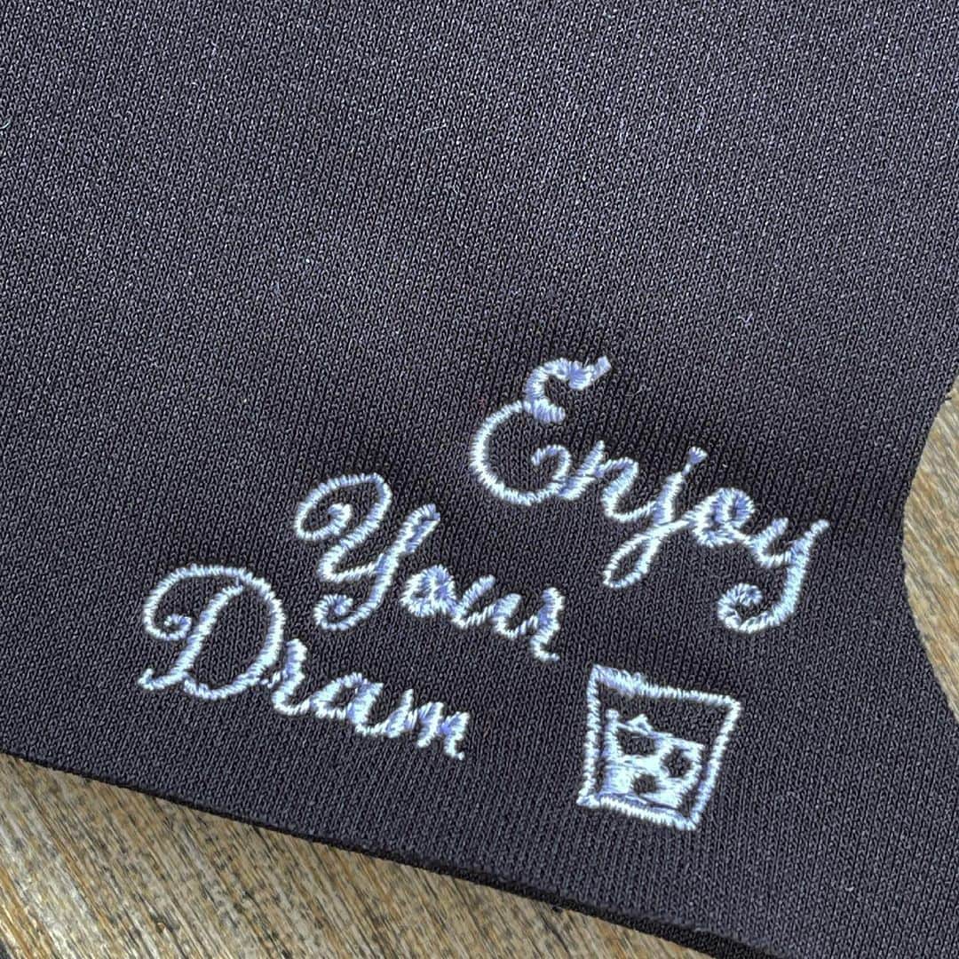 トムセン陽子さんのインスタグラム写真 - (トムセン陽子Instagram)「【Bär Dram】 本日入荷！！ ベアドラムのオリジナルマスク、 新発売です✨ 今回はグレーとブラックの2種類。 グレーにはオリジナルロゴ、ブラックには「Enjoy Your Dram」の文字の刺繍入り。 東京にある刺繍専門店さんに依頼して1枚1枚丁寧に刺繍していただきました。 男女問わずデイリーにつけられるように、シンプルなデザインで✨  本日19時から販売開始いたします。  プロフィールのリンク、または @bear_dram35 の商品をクリックしてショッピングサイトへJUMPできます。 たくさんのアクセスお待ちしています✨  #beardram #マスク #ベアドラム #ウイスキー」2月18日 15時11分 - yokothomsen
