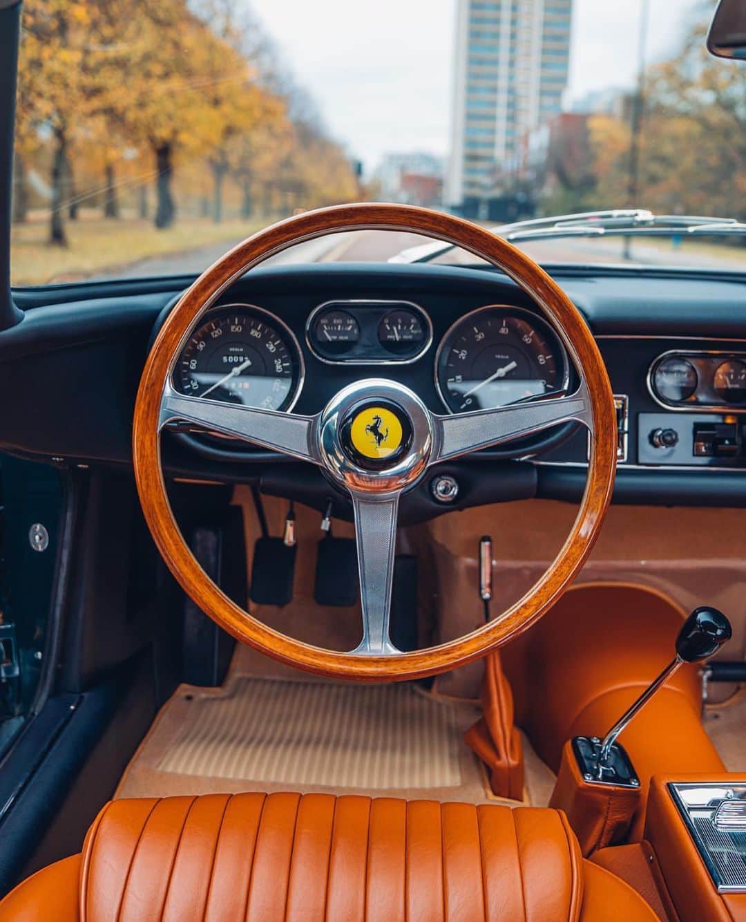 WATCHMANIAのインスタグラム：「Ferrari 275 dream spec. #greenovertan   🚗 @daihatsu_fanpage 📸 @alexpenfold  #ferrari #ferrari275 #classicferrari」