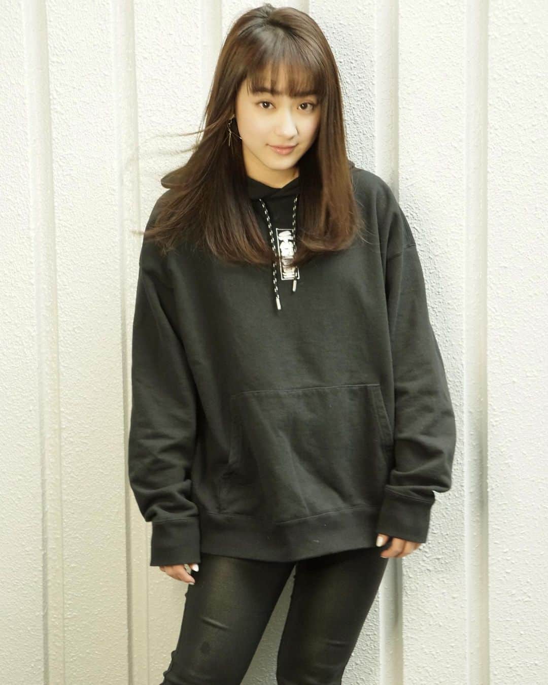 青木大輔のインスタグラム：「祐奈ちゃんが オールブラックのファッション⚫️ カッコイイから撮りました❕ … 役づくりでヘアーも暗めにしてるので すごくイイ感じ🖤 @manami_tiechel さんのカラー配合 ブルーとグレーも良い感じに混ぜてるから 色落ちしても👍🏽 ダークカラーで前髪アリのロングって 結構イイですよね！ … 祐奈ちゃんが着ているfoodieは 最近のお気に入りみたいです❗️😁 なんと名横綱、千代の富士関のプリント🔥🔥 カッコよかったし似合ってた〜 💯💯💯 … @yunataira_official  #平祐奈 #girl #cute #beauty #darkhair  #longhair #fashion #hairsalon #hair #tiechel #daisukeaoki #青木ダイスケ」