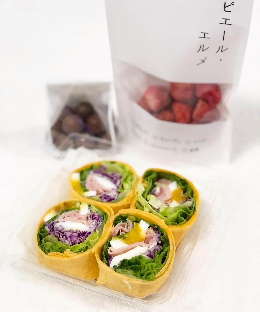 進藤やす子のインスタグラム：「✳︎ 一緒に買ったラップサラダ🥗も食欲をそそる彩りで美味しかった〜😆❤️ . 都内に３店舗ある『Made in ピエール・エルメ』、グランスタ東京店は朝8時、キラリナ吉祥寺店は7時から開いてるのが嬉しい。 . . #ピエールエルメ #pierreherme  #madeinピエールエルメ  #madeinピエールエルメグランスタ東京  #グランスタ東京 #やす子モノグラム」