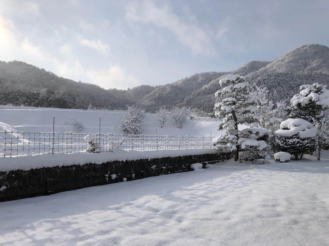 久保田夏菜さんのインスタグラム写真 - (久保田夏菜Instagram)「どっひゃーん。  雪をかきわけ広島へ。  でも 国道まで出ると 除雪されてるから安心。  #安芸高田市　#田舎暮らし　#雪」2月18日 15時44分 - kanakubota0805