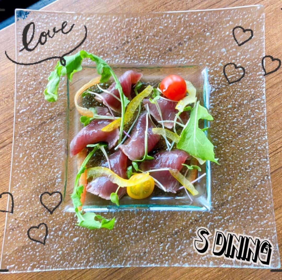 sdiningのインスタグラム：「24日から福岡フェア開催します‼︎ お写真はぶえん鰹のカルパッチョです🥰 生の鰹を産地直送でお届けします♫ 単品料理もおすすめですので、ぜひお越しくださいませ💁‍♂️  #福岡フェア#生産者さんを応援したい #誕生日#記念日#夜景#デート#シーフード#イタリアン#オマール海老#プロポーズ#カップル#ソファー席#お肉もあります#梅田ランチ#贅沢ランチ#カップルの聖地#Sdining#エスダイニング#阪急32番街#阪急グランドビル#大阪#梅田」