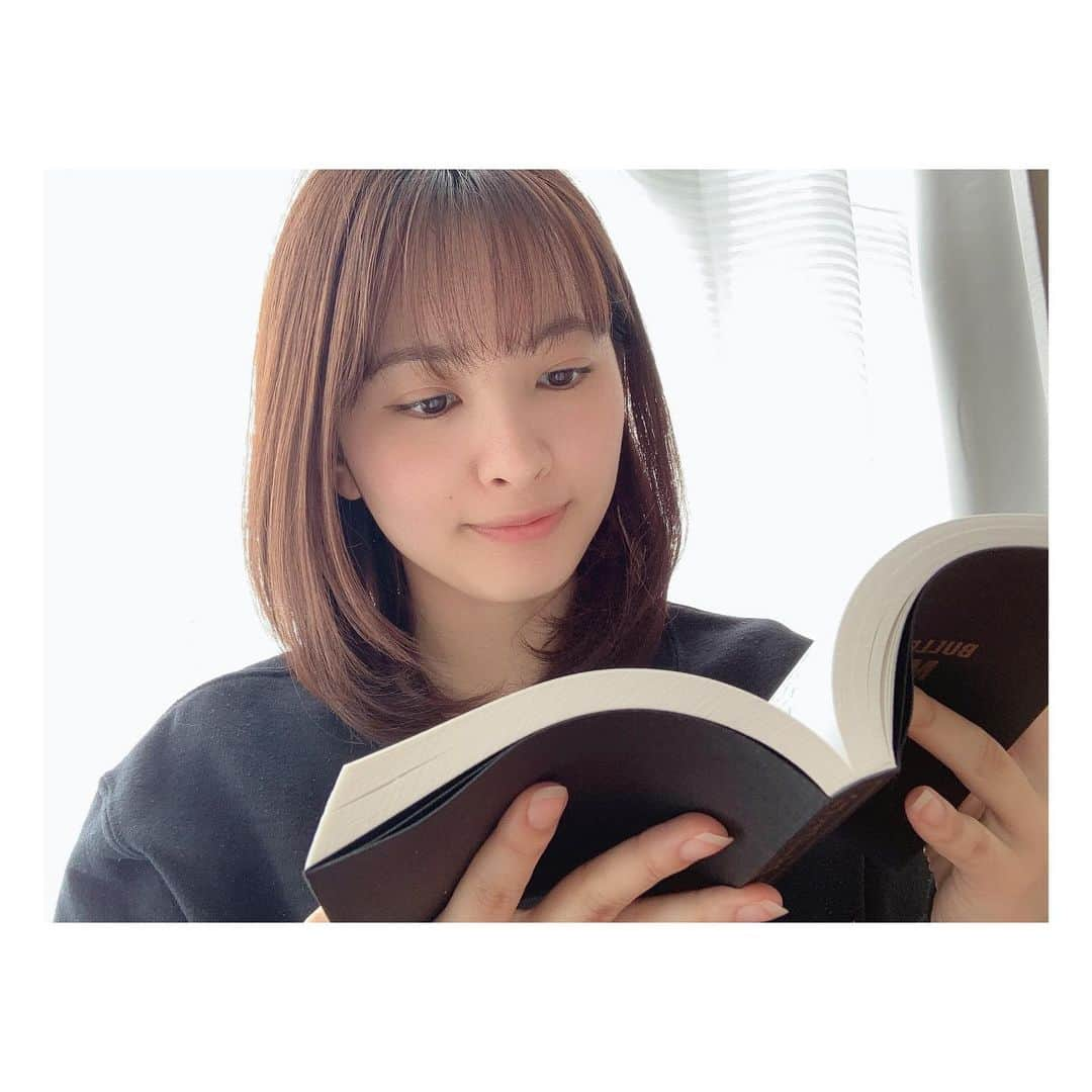 河出奈都美さんのインスタグラム写真 - (河出奈都美Instagram)「. 読書DAY📚  本を読むとき、 いいなと思った言葉にペンや鉛筆で印をつけながら あとでノートに抜き書きするのがマイルール📝  ただ、読みたいと思ったら とりあえず買ってしまうクセがあるので 積ん読がなかなか解消されません😇  皆さんは、何か自分の読書ルールや ルーティーンはありますか？  ちなみに今読んでいる本は、 最近私がハマっていることがあり それに関連する本です🥰 いつかご紹介したいなあと思っているので お楽しみに✨  #おうち時間の過ごし方  #読書タイム #読書術  #日本テレビ #アナウンサー #河出奈都美」2月18日 15時51分 - kawade_natsumi