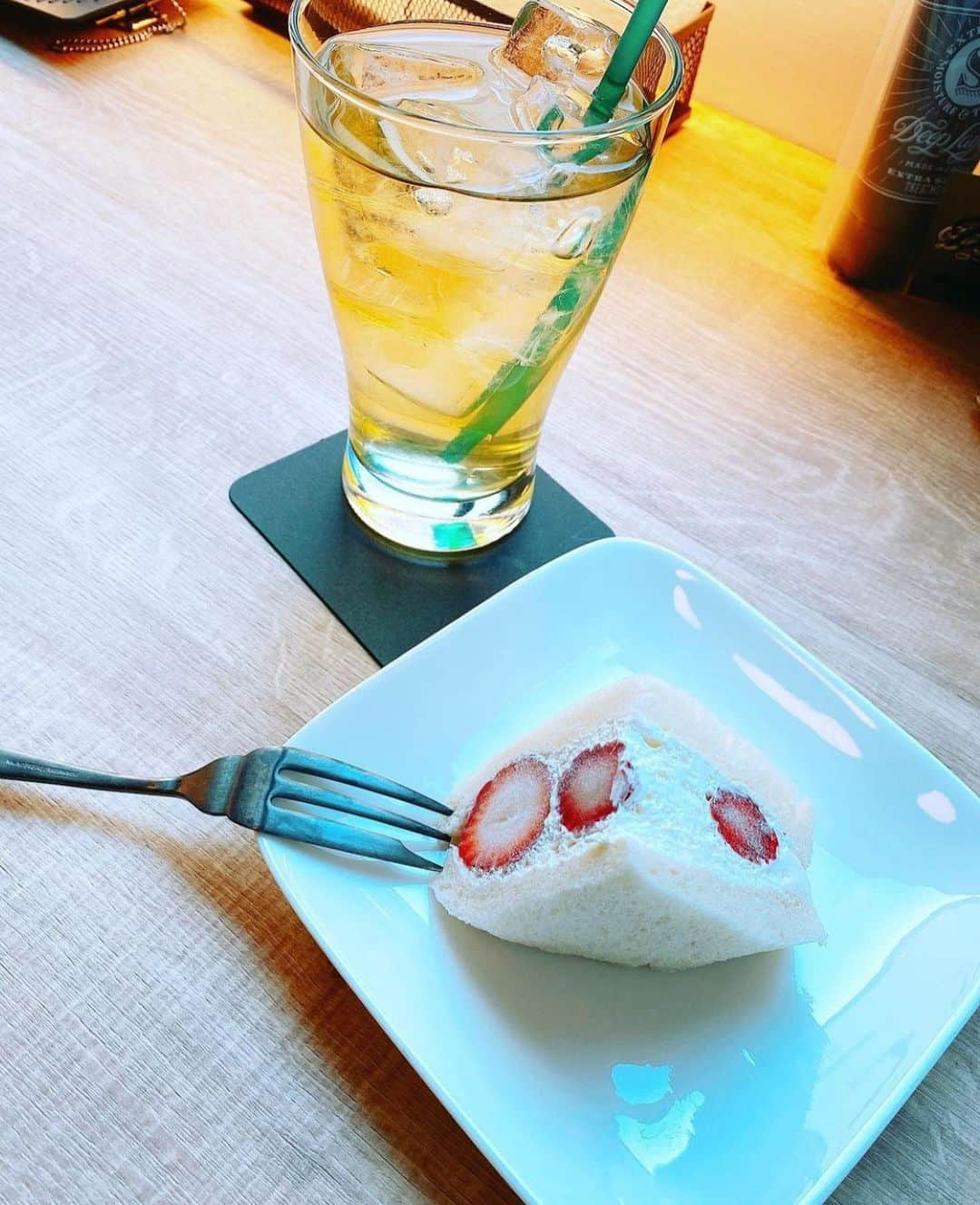 ちゃたさんのインスタグラム写真 - (ちゃたInstagram)「今日のランチ✨💕  シチュー キュウイフルーツのドレッシングサラダ デザートいちごサンド ほうじ茶  #デザート #おしゃれカフェ#food 　#lunch #カフェごはん #lunchtime  #japan  #japanesefood  #ランチタイム  #デザート #カフェ好きな人と繋がりたい #落ち着く空間 #beefcutlet #美味しいもの好きな人と繋がりたい #食べ物グラム #めしてろ　#カレー  #隠れ家カフェ #カフェスタグラム #カフェ巡り  #プレートごはん #プレートランチ #お昼#フード #Instafood#食べ物 #古民家カフェ  #食べ物好きな人と繋がりたい  #古民家 #飯テロ」2月18日 15時52分 - c.h.a.t.a.13