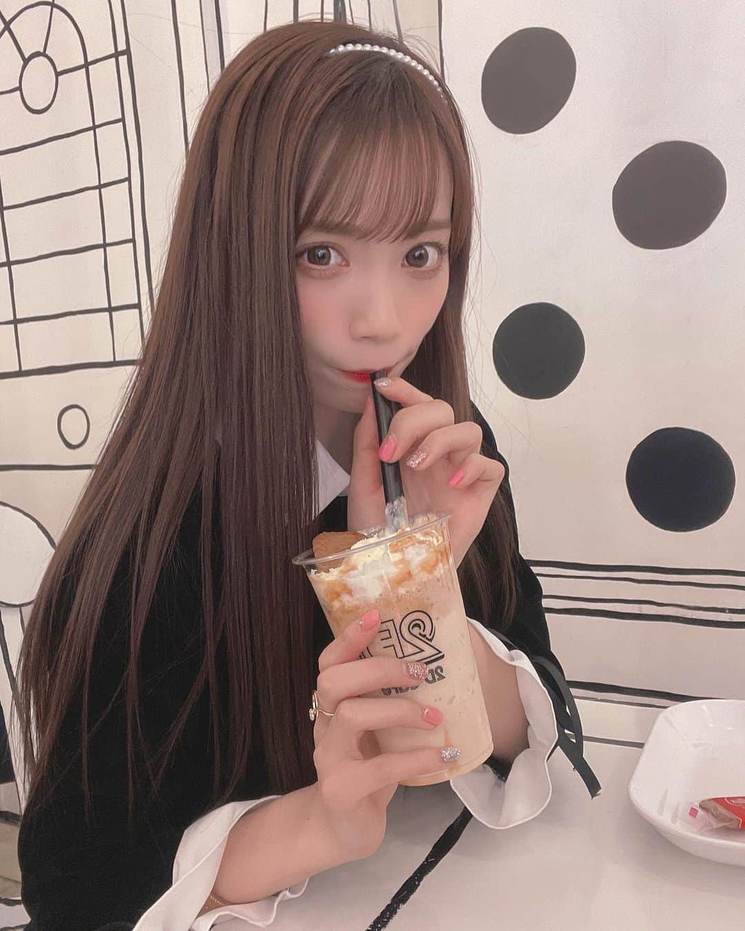 宇佐美幸乃のインスタグラム：「一生分の甘さ摂取🖤🤍  #2dcafe #新大久保　#shinokubo #cafe #café #instagood #instalike #instagram #drink #甘党　#idol #アイドル　#luce #fff #followｍe」