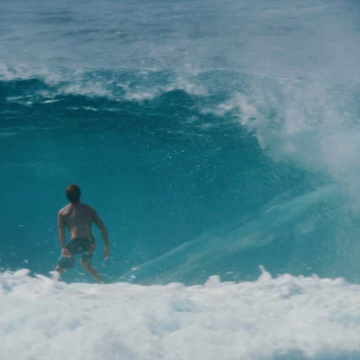 Surf Magazineのインスタグラム：「While there’s no denying @griffin_cola’s tube riding took a major leap in Hawaii this winter, his foundation for cylindrical greatness was perhaps established here.   ‘For Whom The Atolls’ is streaming free on the site for another 24 hours. Hit the link in bio to watch the last great surf trip of the pre-covid era courtesy of @billabong.」