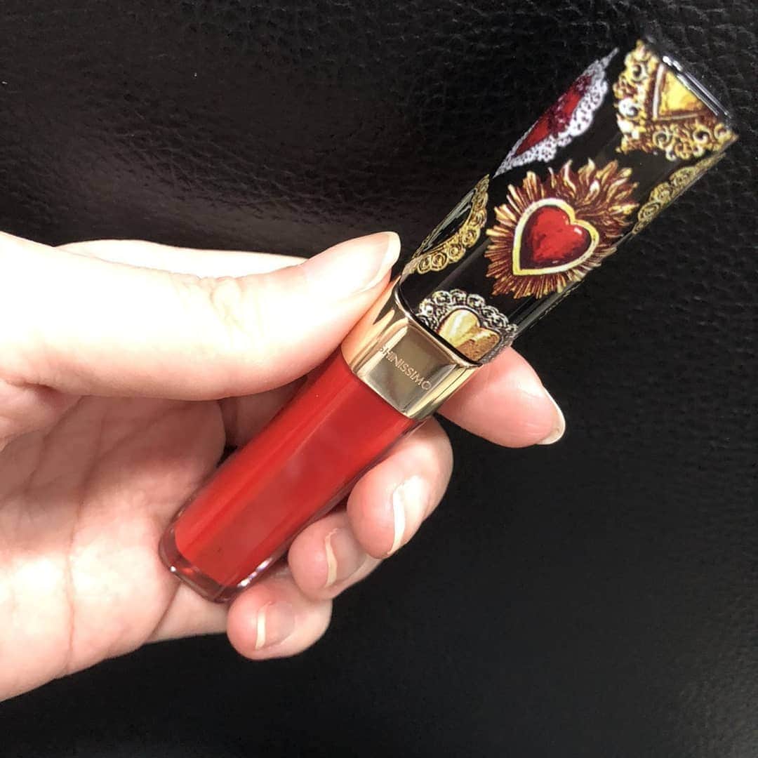 CeCi Thailandのインスタグラム：「Dolce&Gabbana Beauty เติมเต็มเสน่ห์ความงามแห่งเรียวปากอีกครั้งให้กับ Shinissimo ลิปแลคเกอร์รุ่นใหม่ล่าสุด!   โดดเด่นด้วยประกายเงาวาวกว่าที่เคย  เม็ดสีแน่น สดชัด  เนื้อสัมผัสเบาสบายริมฝีปาก เม็ดสีเข้มข้นสวยคมชัดเงา บรรจุในแพคเกจที่ ประดับด้วยสัญลักษณ์ Sacred Heart ของ Dolce&Gabbana มีให้เลือก 14 เฉดสี ราคา 1,600 บาท」