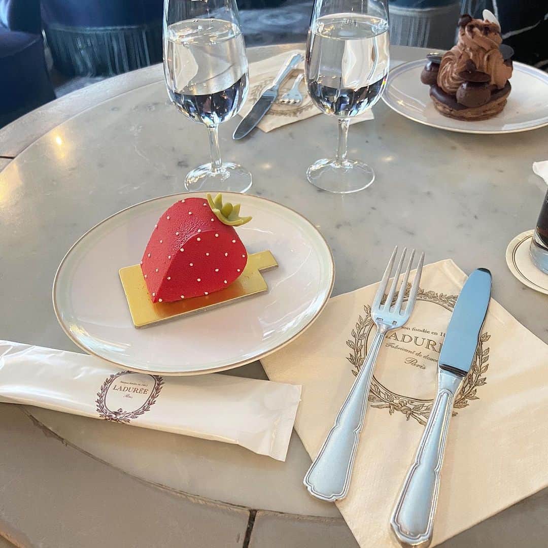 sarimaru(国木田さりまる)のインスタグラム：「マカロンお持ち帰りついでに🧁」