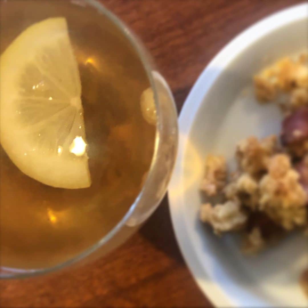 HERVA AKICOさんのインスタグラム写真 - (HERVA AKICOInstagram)「おやつは、  紅玉の 米粉とオートミールの スパイスクランブル  @soraliherb さんの サングリア、(白)ブレンドと一緒に。白ワインではなく、白葡萄ジュースで作って頂きました♡ 美味しい✨  #りんごのクランブル#サングリアブレンド#ハーブティー#sorali#米粉のお菓子#グルテンフリー#スパイスのお菓子#HERVA」2月18日 16時25分 - herva_akiko